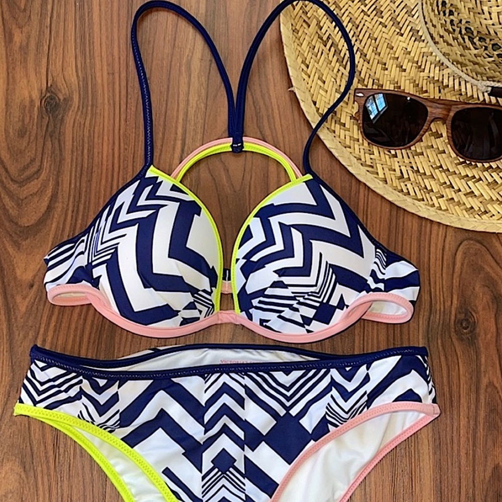 Victoria’s Secret printed bikini 👙